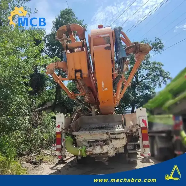 No. 240709P527, 2014 Zoomlion 52m concrete pump truck