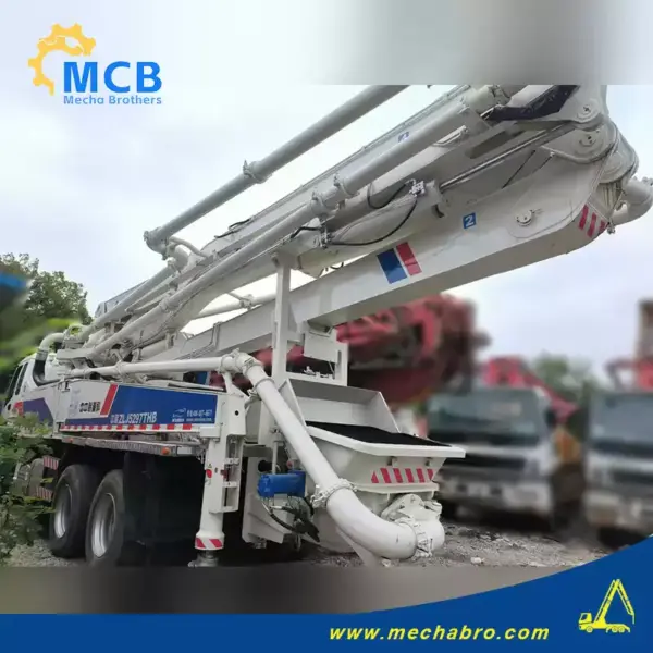 No. 240920P580, 2011 Zoomlion 37m concrete pump truck