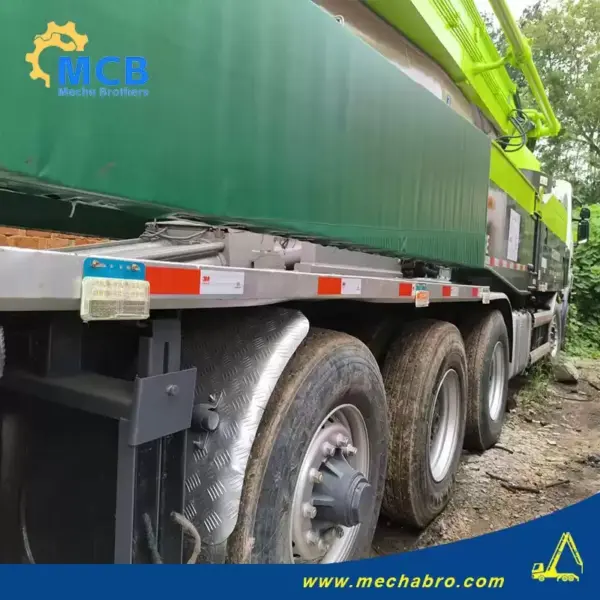 No. 240920P582, 2012 Zoomlion 63m concrete pump truck