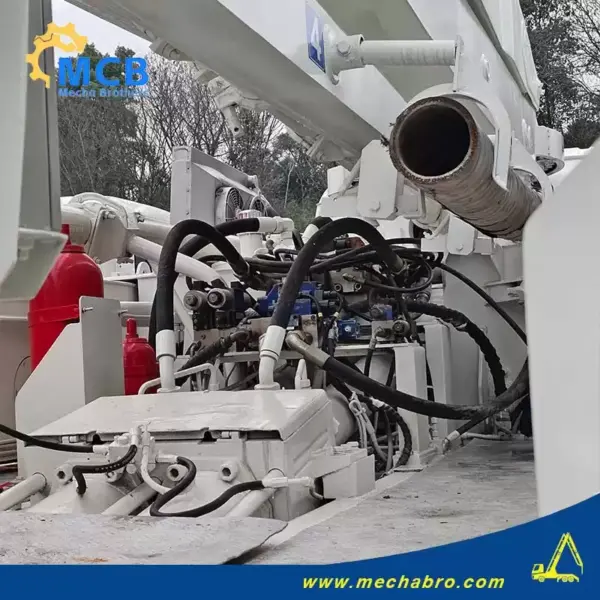 No. 250213P666, 2010 Zoomlion 37m concrete pump truck